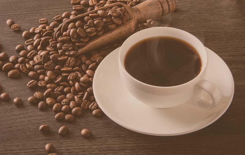 رست قهوه رست مناسب قهوه کار بسیار سختی است که از عهده‌ی بیشتر دوستداران قهوه خارج است و افراد نمی‌توانند این کار را به درستی انجام دهند. رست نامناسب قهوه باعث ایجاد طعم تلخ در قهوه می‌شود. پس به شما توصیه‌ی می‌کنیم که دفعه بعد که قصد داشتید دانه های قهوه را رست دهید، به این نکته توجه کنید که رست دادن زیاد دانه‌های قهوه باعث ایجاد طعم تلخ و سوختگی می‌شود. حال اگر در پس از دم کردن قهوه متوجه شدید که قهوه شما طعم بد و سوخته می‌دهد، می‌توانید مواردی که در بالا به آن ها اشاره کردیم را بررسی کرده و ایراد کار خود را پیدا کنید و با رفع کردن آن، از نوشیدن یک فنجان قهوه با کیفیت، خوش طعم و عطر، لذت ببرید.
