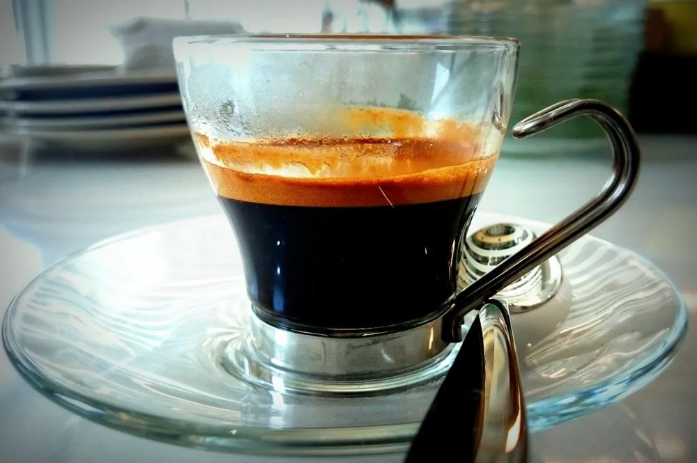 استفاده از آب تازه برای درست کردن کرما قهوه با کیفیت